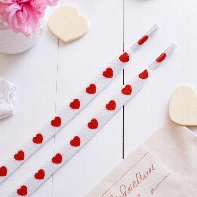 1 Paar flache Schnürsenkel (120 cm lang, 8 mm breit) - HeartBeat Collection - weiss/rot - Schuhbaendel.ch