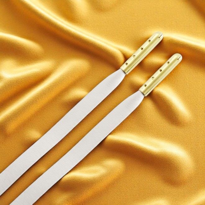 1 Paar flache Kunstleder Schnürsenkel (120 cm lang, 7 mm breit) - LuxeLine Series - weiss/gold - Schuhbaendel.ch