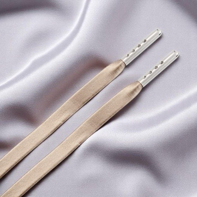 1 Paar flache Kunstleder Schnürsenkel (150 cm lang, 7 mm breit) - LuxeLine Series - silbergrau/silber