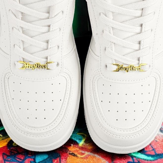 1 Paar Schnürsenkel Clips „Hey Bro“ - Metall Schuhschmuck Anhänger für Sneaker - gold - Schuhbaendel.ch