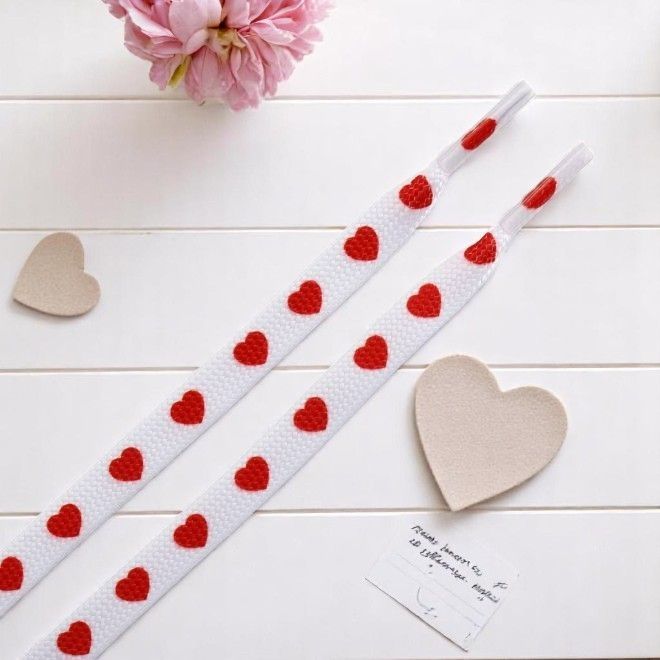 1 Paar flache Schnürsenkel (100 cm lang, 8 mm breit) - HeartBeat Collection - weiss/rot - Schuhbaendel.ch