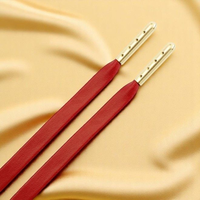 1 Paar flache Kunstleder Schnürsenkel (120 cm lang, 7 mm breit) - LuxeLine Series - rot/gold - Schuhbaendel.ch