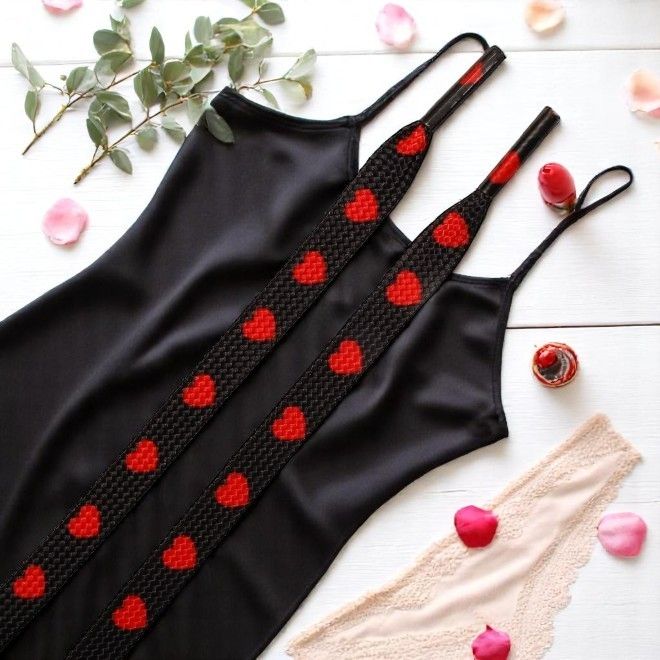 1 Paar flache Schnürsenkel (100 cm lang, 8 mm breit) - HeartBeat Collection - schwarz/rot - Schuhbaendel.ch