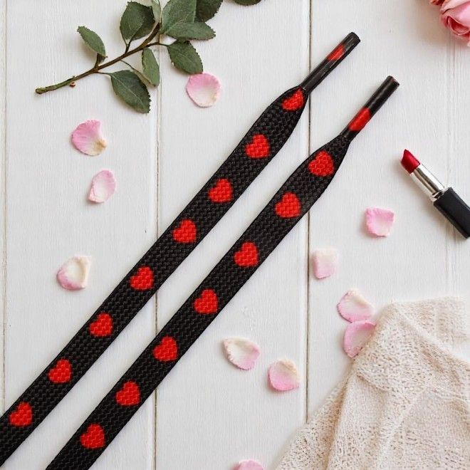1 Paar flache Schnürsenkel (120 cm lang, 8 mm breit) - HeartBeat Collection - schwarz/rot - Schuhbaendel.ch
