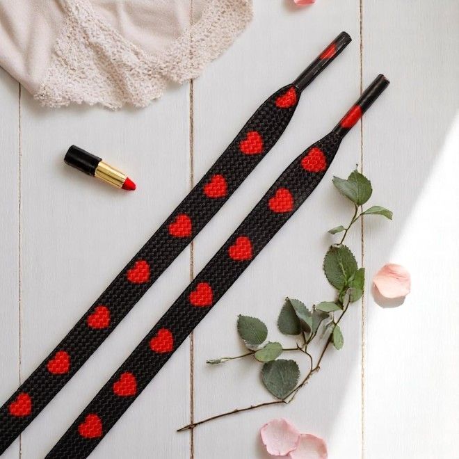 1 Paar flache Schnürsenkel (140 cm lang, 8 mm breit) - HeartBeat Collection - schwarz/rot - Schuhbaendel.ch