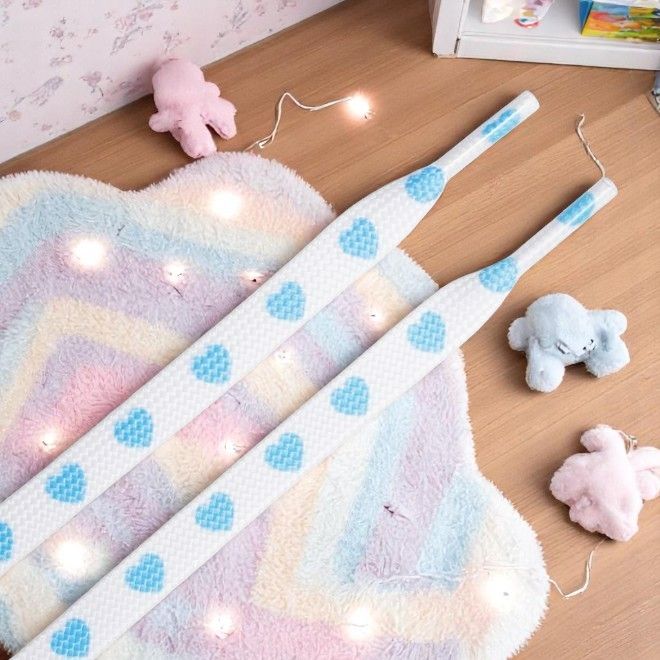 1 Paar flache Schnürsenkel (100 cm lang, 8 mm breit) - HeartBeat Collection - weiss/blau - Schuhbaendel.ch