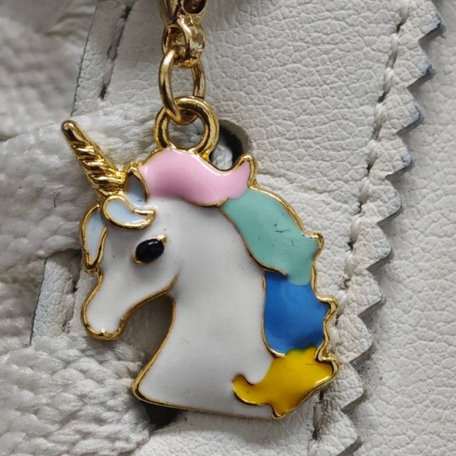 Handgemachter Einhorn Schuhanhänger aus Edelstahl mit Goldakzent – mehrfarbig/Muster - Schuhbaendel.ch