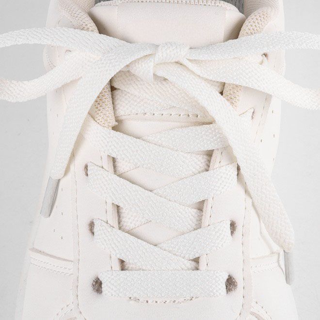 LaceGodZ – ColorFlow Series – Flache Schnürsenkel in PANTONE 11-4201 „Cloud Dancer“ Weiss | Farbe des Jahres 2026 | 120 cm × 8 mm